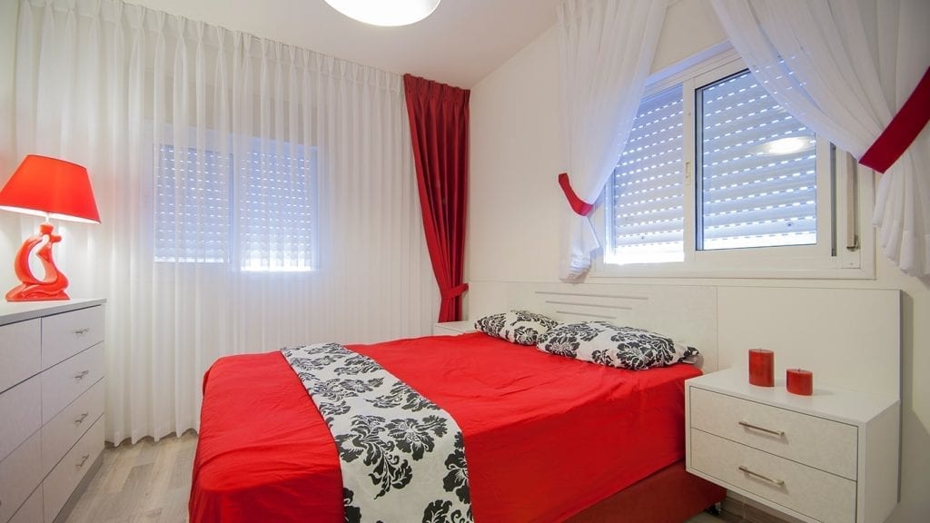 עיצוב חדר שינה באדום לוהט