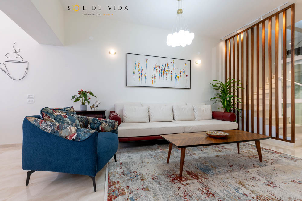 מעצבת פנים במרכז לשיפוץ בית פרטי בסגנון אלגנטי קלאסי