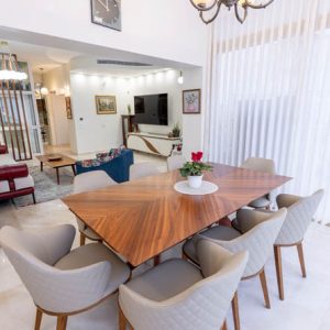 מעצבת פנים במרכז לשיפוץ בית פרטי בסגנון אלגנטי קלאסי