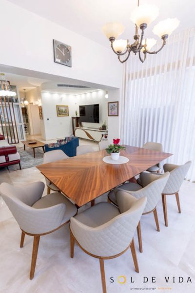 מעצבת פנים במרכז לשיפוץ בית פרטי בסגנון אלגנטי קלאסי