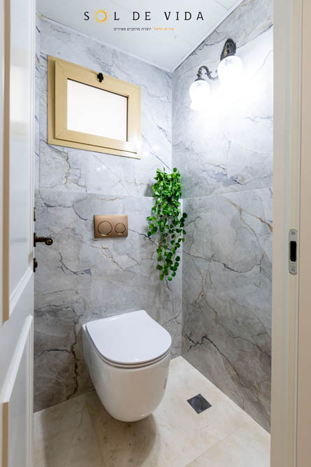 מעצבת פנים במרכז בעיצוב שרותי אורחים בסגנון אלגנטי קלאסי