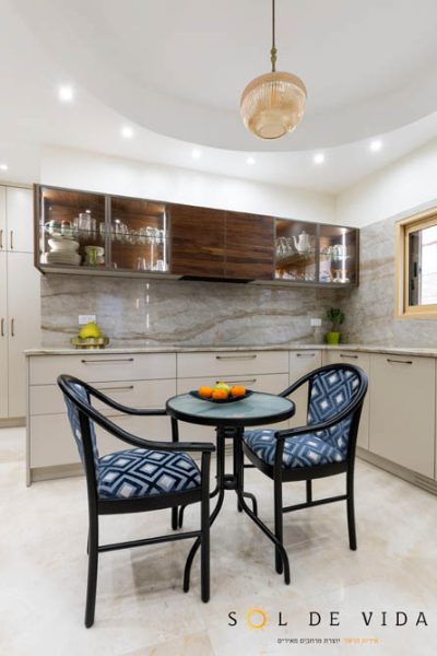 מעצבת פנים במרכז בעיצוב פנים אלגנטי קלאסי