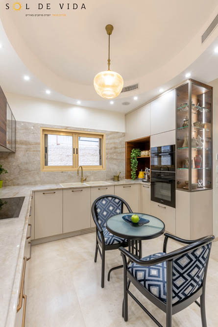 עיצוב מטבח בסגנון קלאסי. מעצבת פנים במרכז בעיצוב פנים אלגנטי קלאסי