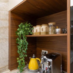 מעצבת פנים במרכז בעיצוב מטבח בסגנון אלגנטי קלאסי