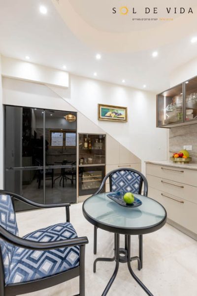 עיצוב מטבח בסגנון קלאסי. מעצבת פנים במרכז בעיצוב פנים אלגנטי קלאסי