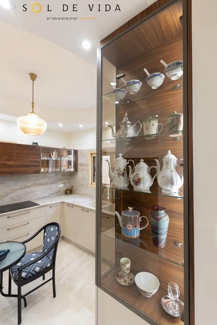 עיצוב מטבח בסגנון קלאסי. מעצבת פנים במרכז בעיצוב פנים אלגנטי קלאסי