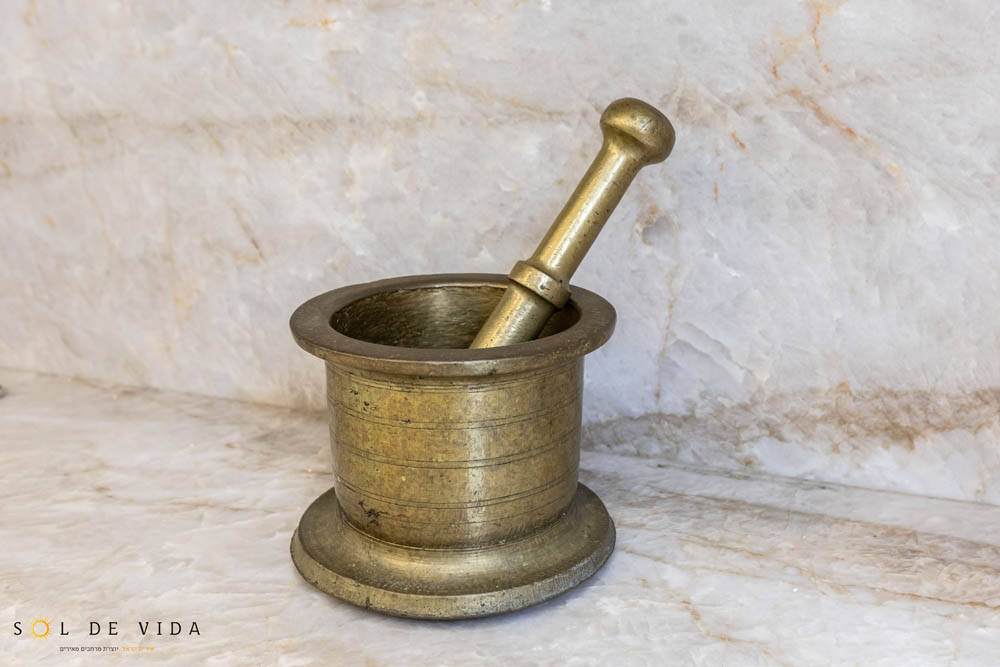 מעצבת פנים במרכז בעיצוב מטבח בסגנון אלגנטי קלאסי