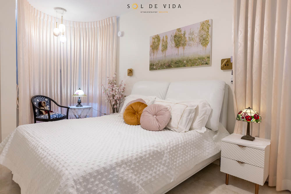 מעצבת פנים במרכז בעיצוב חדר שינה בסגנון אלגנטי קלאסי