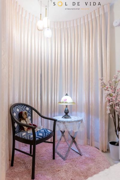 מעצבת פנים במרכז בעיצוב חדר שינה בסגנון אלגנטי קלאסי