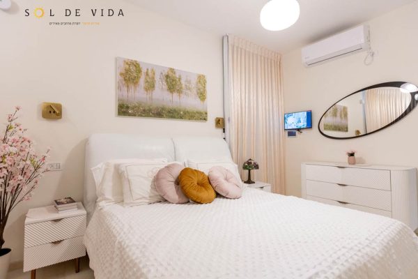 מעצבת פנים במרכז בעיצוב חדר שינה בסגנון אלגנטי קלאסי