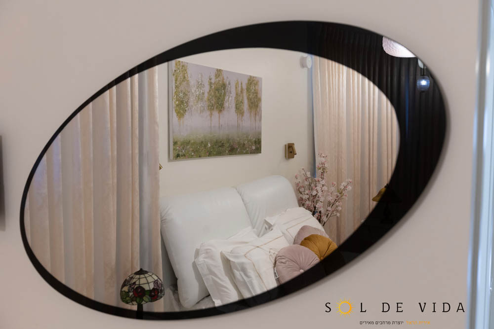 מעצבת פנים במרכז בעיצוב חדר שינה בסגנון אלגנטי קלאסי