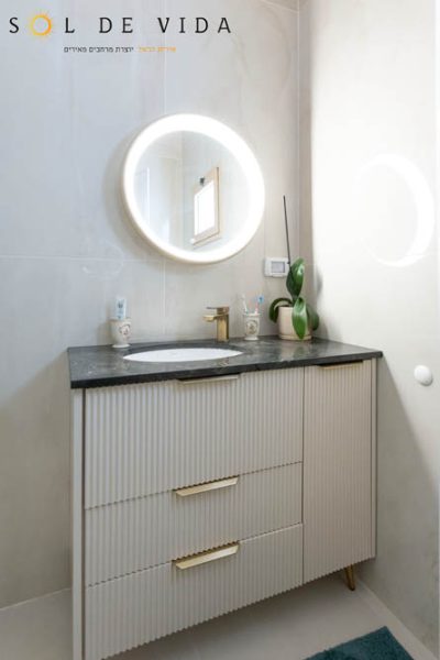 מעצבת פנים במרכז בעיצוב מקלחת הורים בסגנון אלגנטי קלאסי