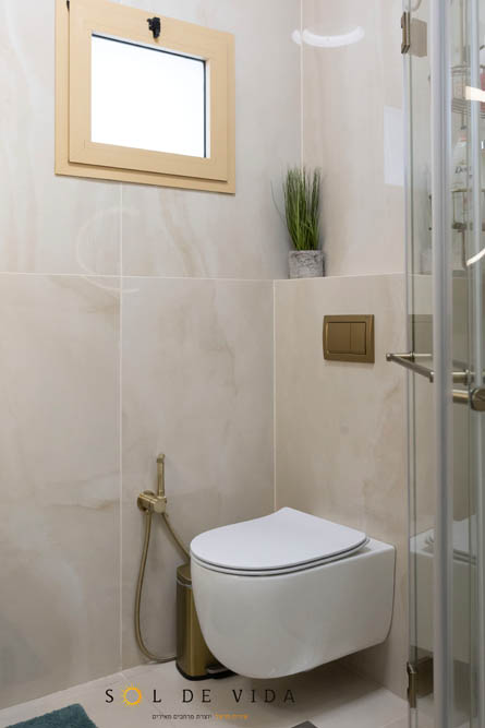 מעצבת פנים במרכז בעיצוב מקלחת הורים בסגנון אלגנטי קלאסי