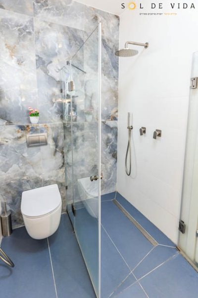 מעצבת פנים במרכז בעיצוב מקלחת כללית